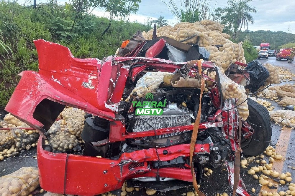 Homem morre após acidente entre dois caminhões na BR-354, entre Campos Altos e São Gotardo